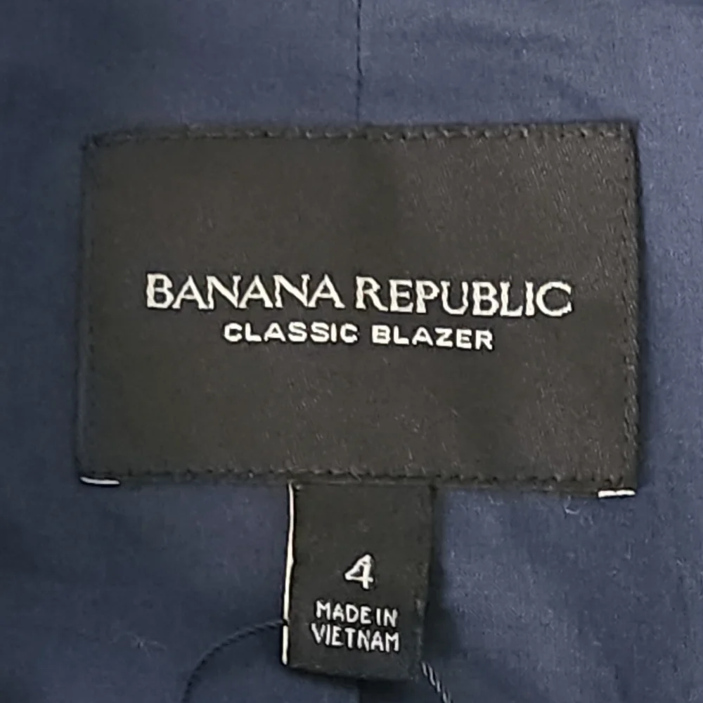 Banana Republic Classic Blazer‎ 4 Navy Quiet Luxury Circle Eyelet Lace Overlay